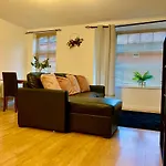 Lovely 2 Bed Ground Floor Flat With Free Parking