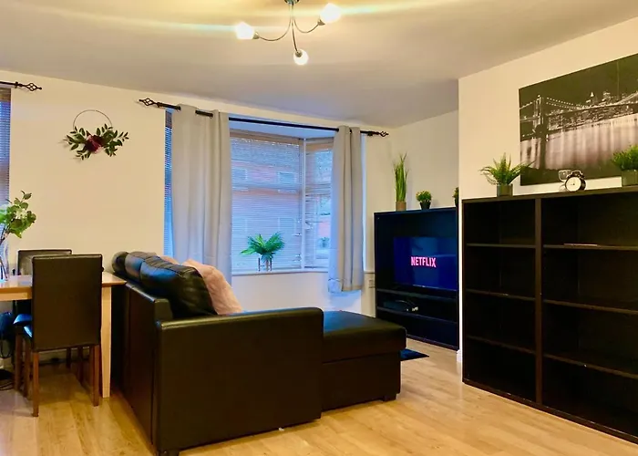 Lovely 2 Bed Ground Floor Flat With Free Parking