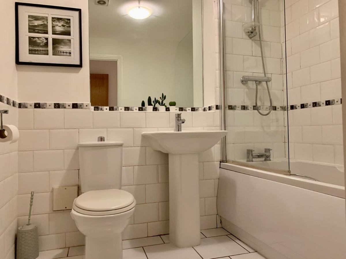 Lovely 2 Bed Ground Floor Flat With Free Parking Apartment *