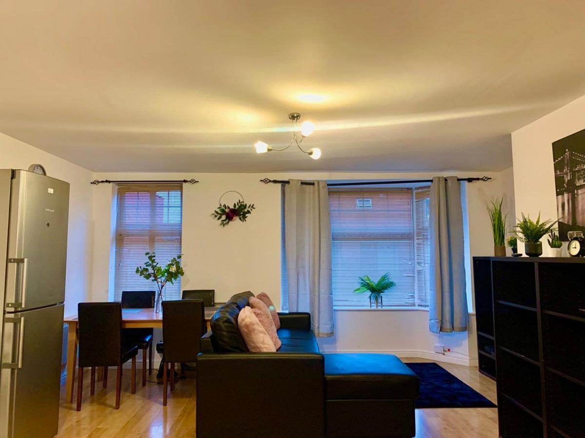 Lovely 2 Bed Ground Floor Flat With Free Parking Apartment *